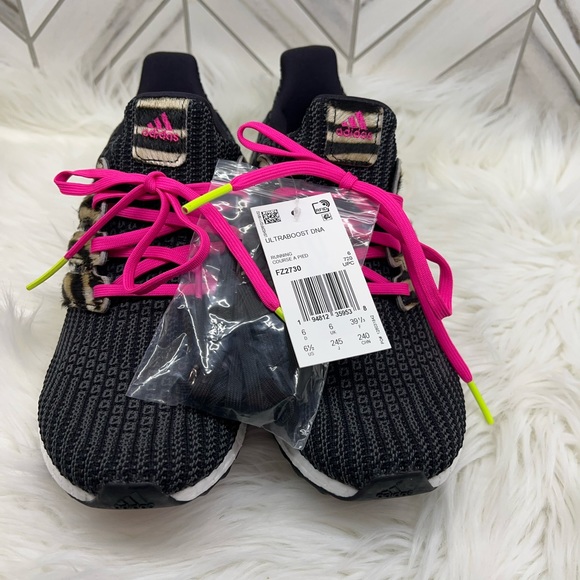 Adidas Ultra Boost DNA in Zebra - Picture 4 of 8